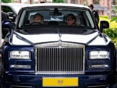 Agong berkenan pandu kereta bawa PM santap asam pedas