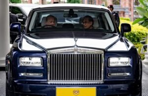 Agong berkenan pandu kereta bawa PM santap asam pedas