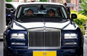 Agong berkenan pandu kereta bawa PM santap asam pedas