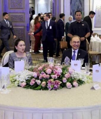 Anwar hoskan majlis makan tengah hari raikan PM Thailand