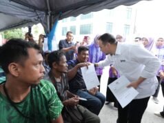 Anwar serah sumbangan kepada 166 miskin tegar