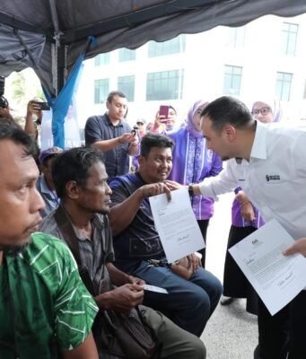 Anwar serah sumbangan kepada 166 miskin tegar